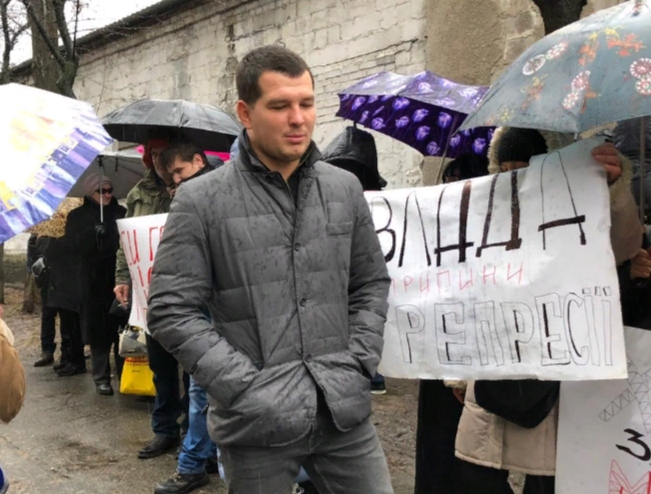 Под зданием Шевченковского суда собрались люди в поддержку Мангера 