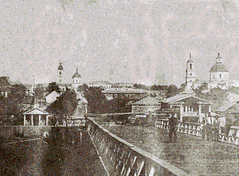 Первая фотография выполнена с речной деревянной пристани улицы Ришельевской (Октябрьской Революции) в сторону города