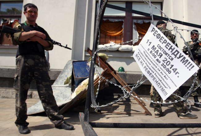 Озброєний чоловік перед будівлею Луганської ОДА