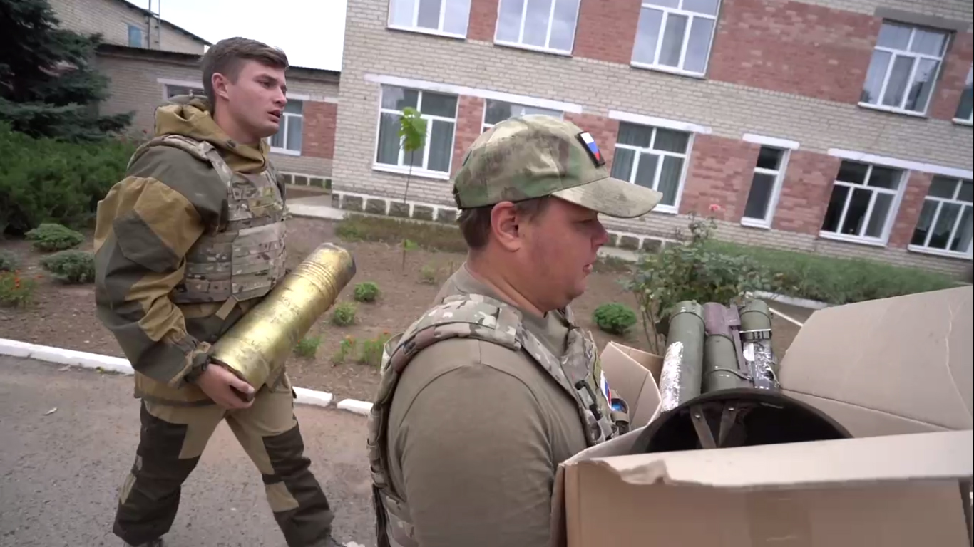 Російські військові беруть участь в пограбуванні шкільного музею