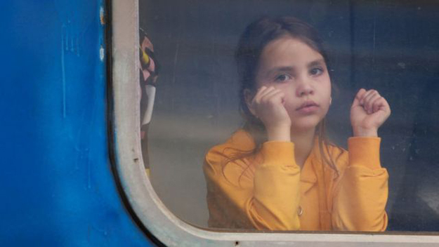 Дівчинка в вікні вагону потяга