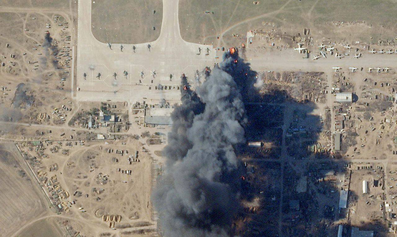 З'явилися супутникові знімки знищення російської техніки на аеродромі біля Херсона