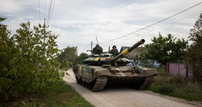 Танк на вулиці села на Херсонщині