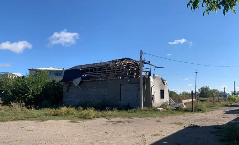 Внаслідок ворожих обстрілів деякі населені пункти Херсонщини лишилися без води і електроенергії Зруйнований будинок