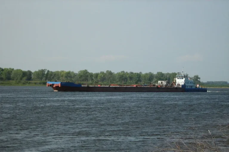 У районі Херсона знищено ще одну баржу окупантів, – ОК “Південь”