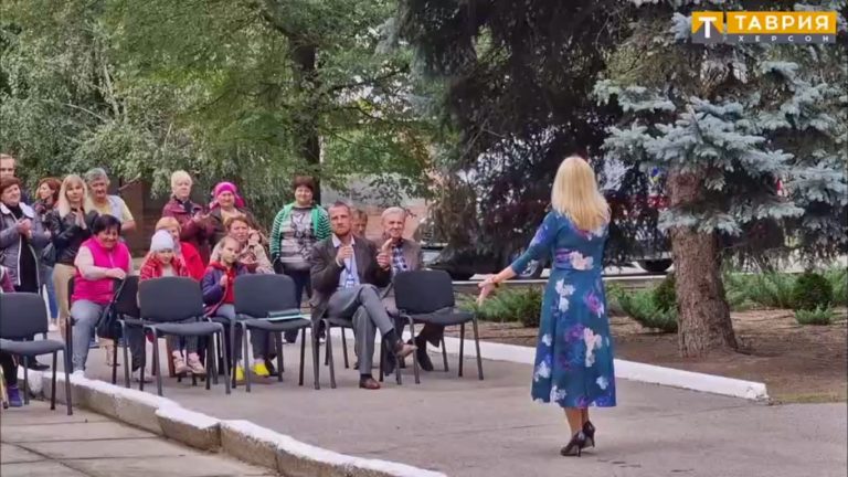 Ружена Рубльова співає перед мешканцями селища Дніпровське