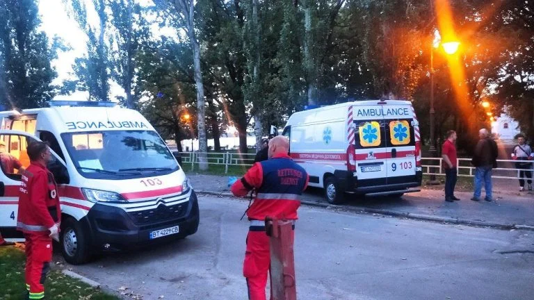 Автомобілі швидкої допомоги на набережній Херсона