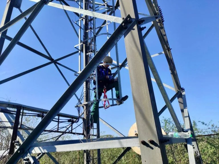 Термінали Старлінк допомагають Vodafone відновлювати основну мережу в Миролюбівці на Херсонщині