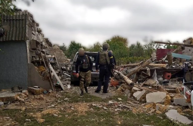 Поліцейські біля зруйнованого будинку