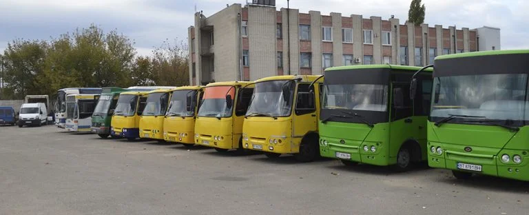 Окупанти вивезли з Херсона до Криму міський транспорт