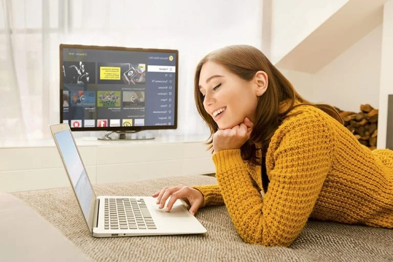 Жінка працює за ноутбуком