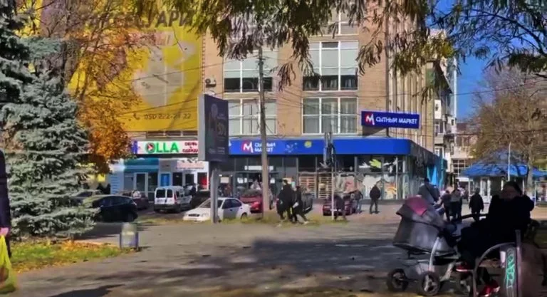 Зміна риторики: окупанти вже не пишуть про «масову евакуацію» з правобережжя Херсонщини Магазин ЦУМ в Херсоні