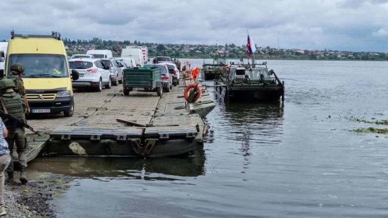 Автомобілі на понтонній переправі через Дніпро
