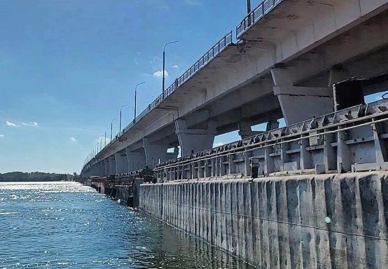 Окупанти кажуть, що під час удару по переправі біля Антонівського мосту постраждали «діти і журналісти»