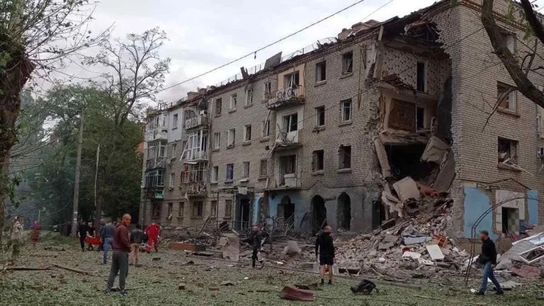 Військові РФ готуються обороняти Нову Каховку: виселяють жителів і риють траншеї