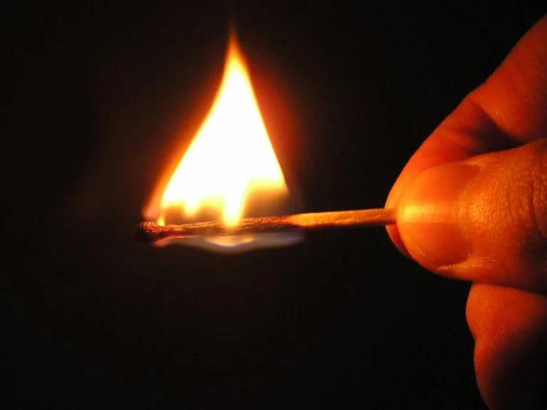 РосЗМІ повідомляють про знищення у Херсоні 8 цивільних авто