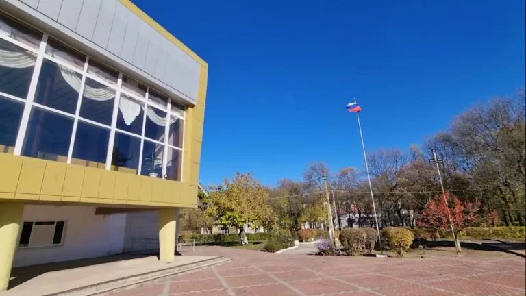 Площа перед Новотроїцьким будинком культури