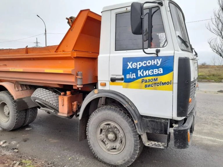 Херсон отримав допомогу від Київської міськради: техніка, медикаменти, продукти харчування