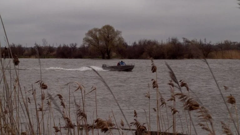 Військові на Херсонщині знищили ворожий катер з десантом (ВІДЕО)