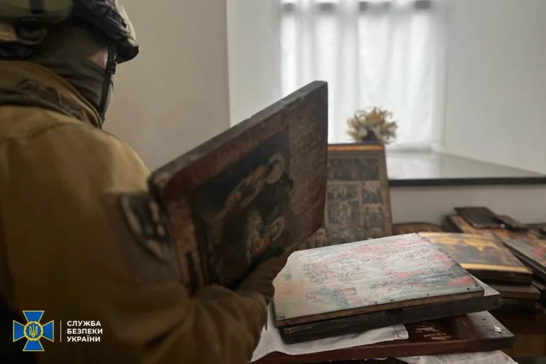 Підприємцю з Херсона повернули колекцію ікон, які окупанти викрали з його резиденції