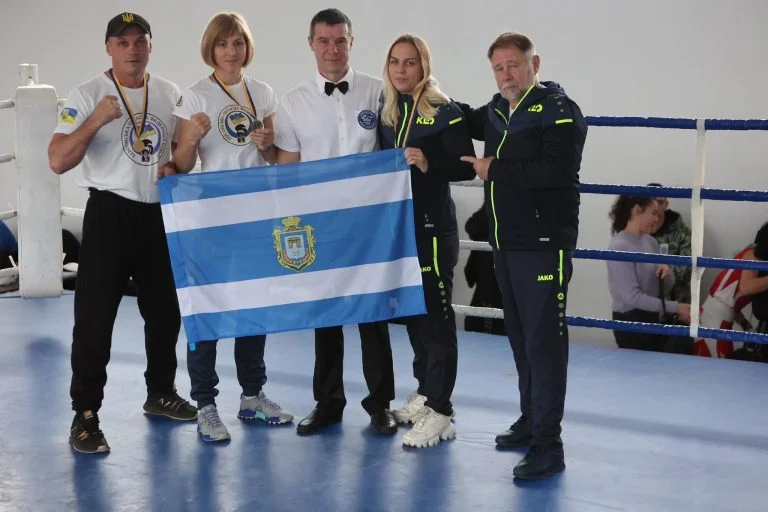 Херсонська студентка, яка перемогла на міжнародному турнірі з єдиноборств, передасть призові гроші на допомогу ЗСУ Люди з прапором Херсона