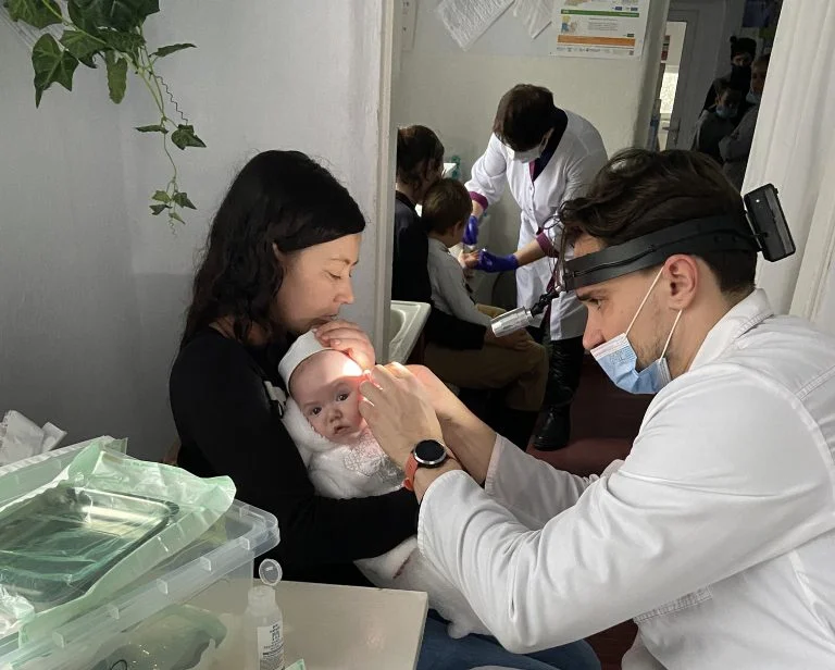 Лікар оглядає дитину