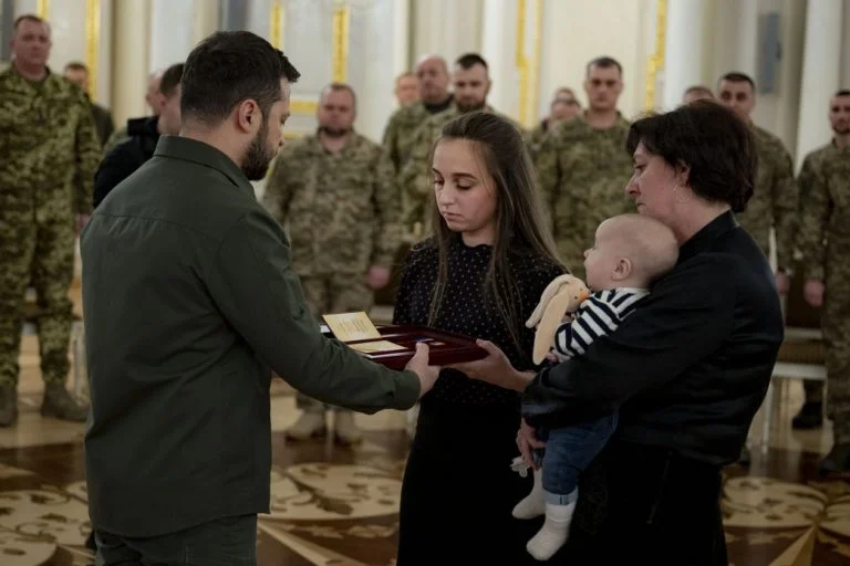 Зеленський вручив “Золоту Зірку” рідним хмільничанина, який відбивав Антонівський міст