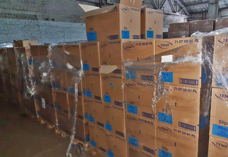 В Херсоні роздали потребуючим підгузники для дорослих, які міська влада з листопада тримала на складі Підгузники для дорослих