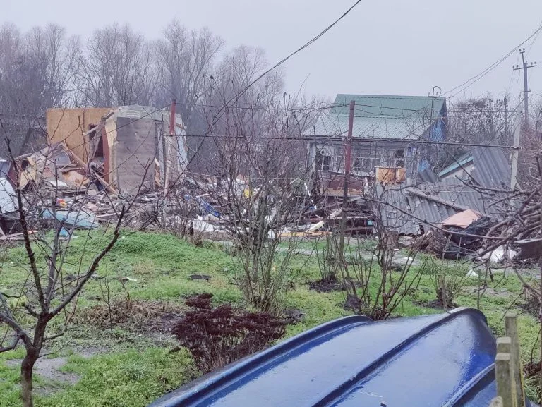 Росіяни заблокували 11 херсонців, у тому числі – 5 дітей на дачах на острові в плавнях, люди – в жахливих умовах