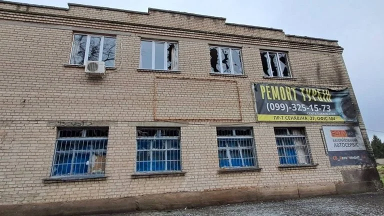 Через обстріли росіянами Херсона пошкоджена будівля Центру реінтеграції бездомних