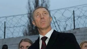 Володимир Сальдо на фоні колючого дроту