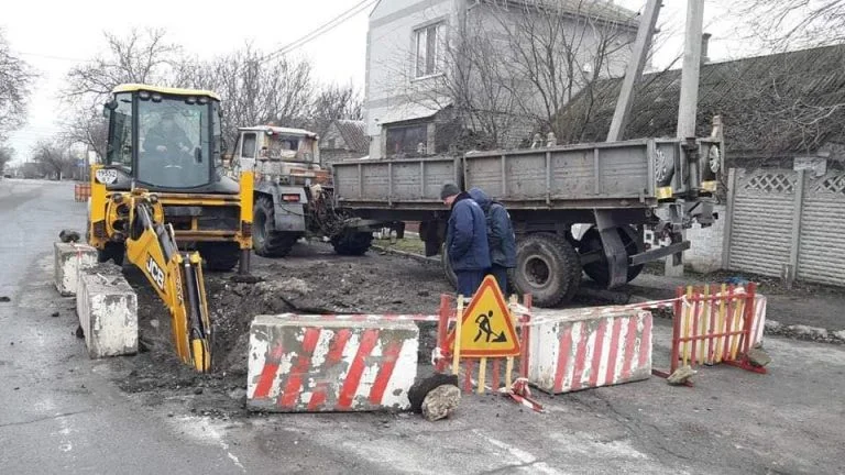 Комунальники продовжують ремонтувати мережі в Херсоні