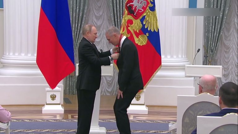 Путін нагороджує Володимира Сальдо