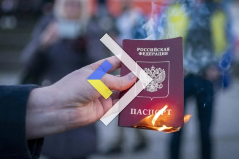 На окупованій частині Херсонщини росіяни вимагають від бюджетників отримувати паспорти РФ, погрожуючи звільненням Палаючий паспорт РФ