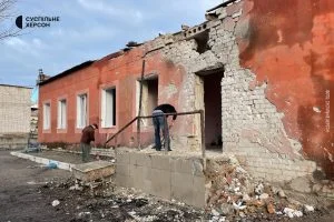 Наслідки обстрілу пологового відділення херсонської лікарні імені Тропіних