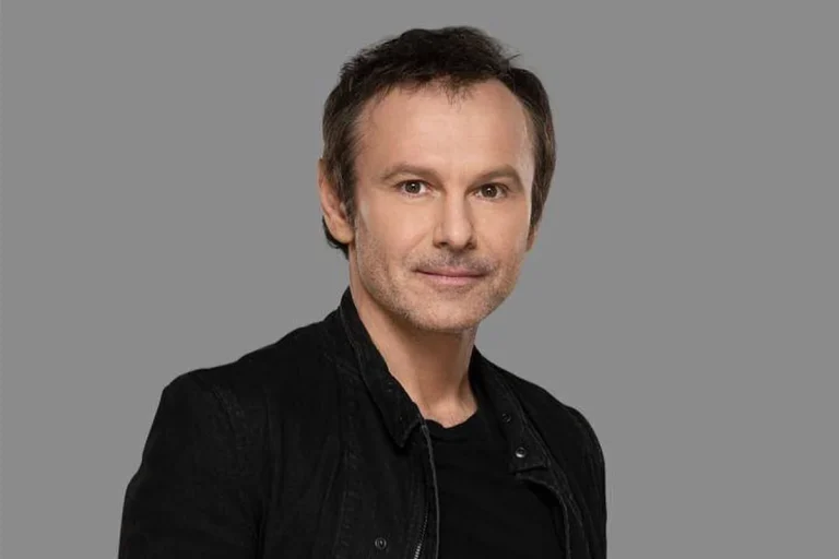 Вакарчук заспівав пісню на Антонівському мосту