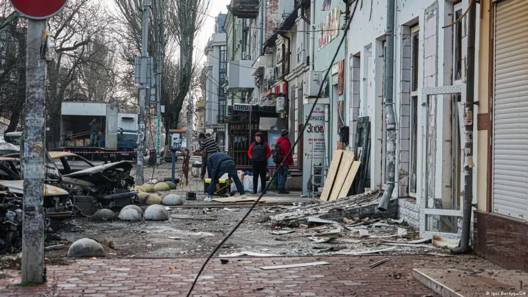 За минулу добу росіяни 83 рази обстріляли Херсонщину – 4 людей поранено