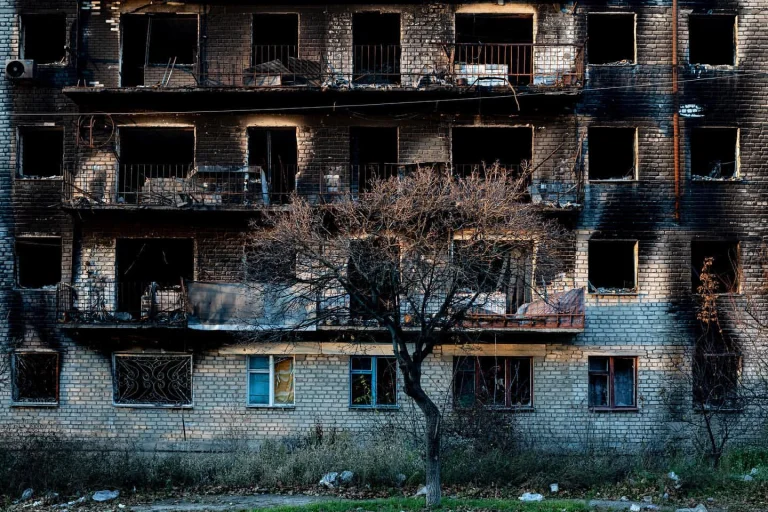 Освітній заклад та житлові будинки – росіяни 56 разів обстріляли Херсонщину за минулу добу