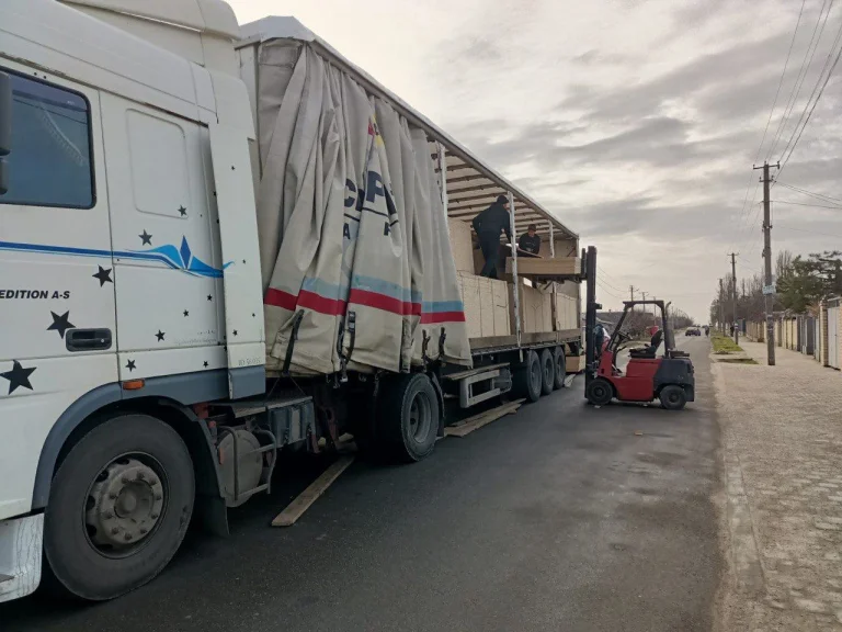 У Чорнобаївку та Білозерку привезли будматеріали – їх роздадуть мешканцям, які цього потребують