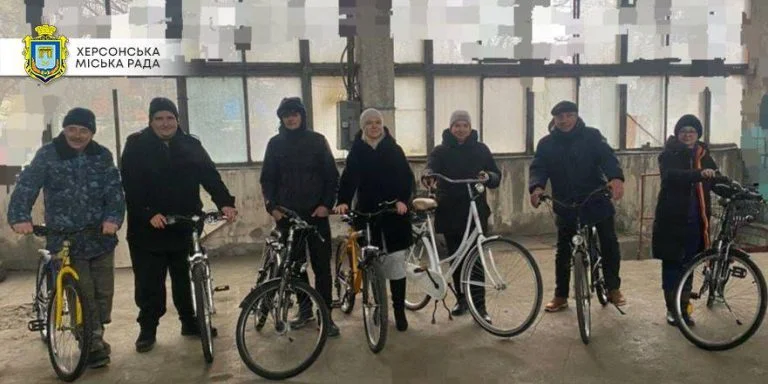 Люди з велосипедами