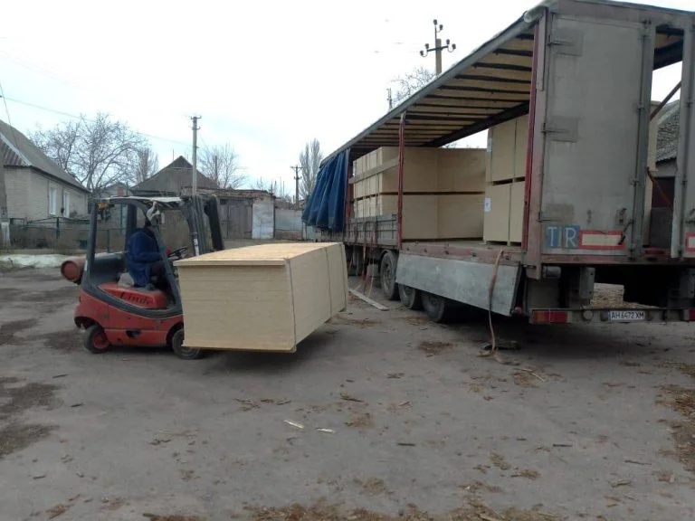 В громади Херсонщини привезли плити OSB для ремонту будівель плити OSB