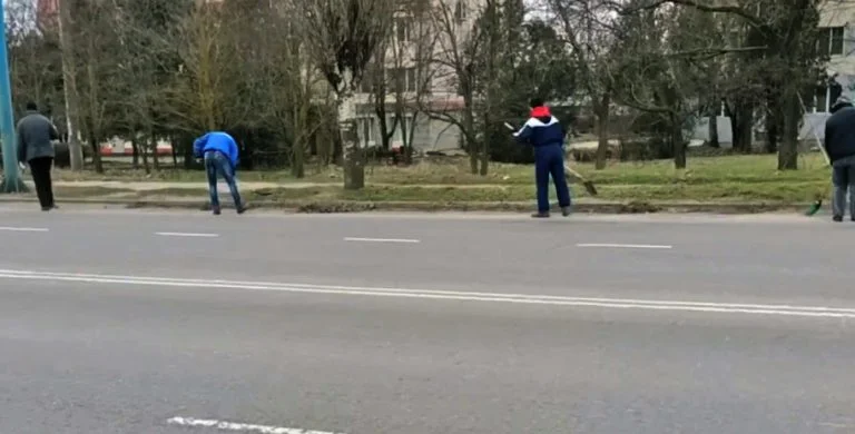 Влада Херсона запрошує небайдужих людей долучитися до прибирання сміття в місті Прибирання сміття в Херсоні