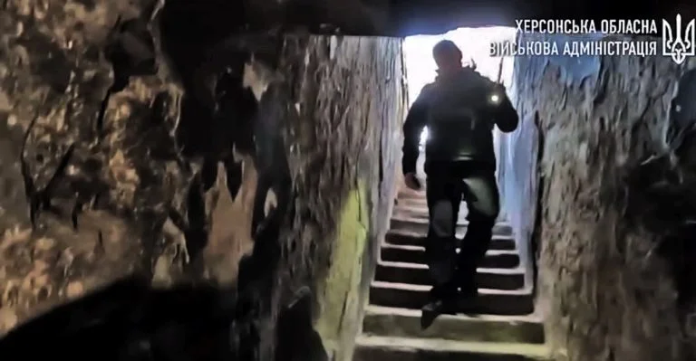 Людина спускається сходами