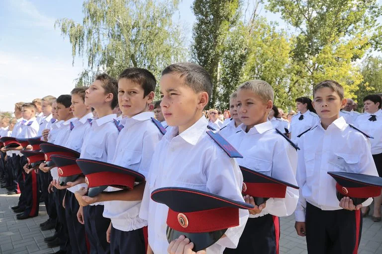 Окупанти хочуть відкрити на Херсонщині «суворівські класи» в школах