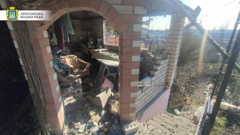 Унаслідок обстрілів росіян сьогодні на Херсонщині постраждало троє людей