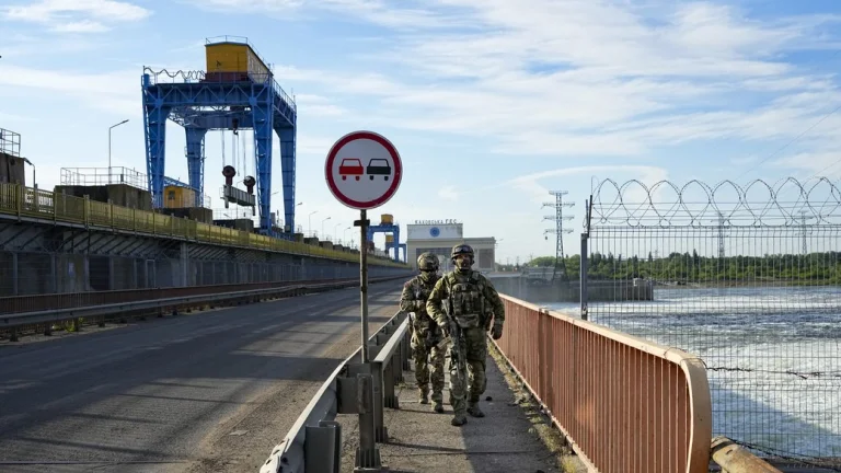Військові РФ відкрили шлюзи на Каховській ГЕС: опубліковано знімки з космосу