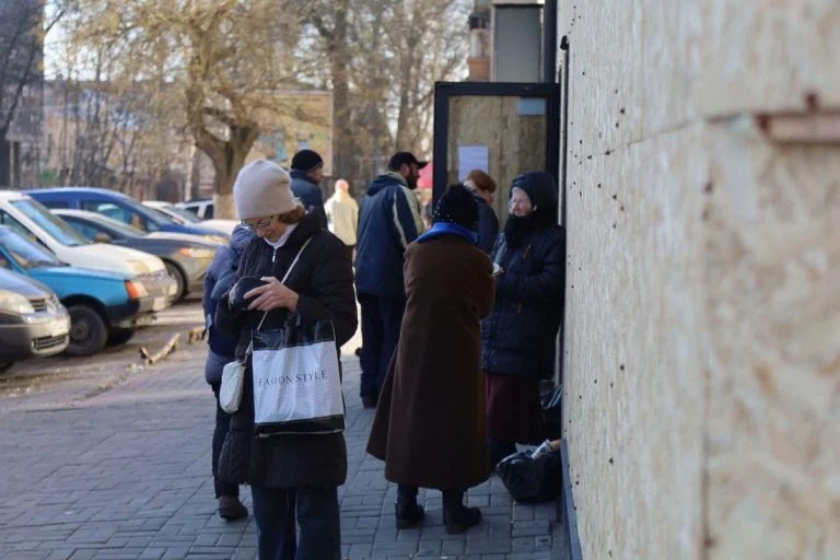 Майже половина думок у херсонських медіа належить експерткам