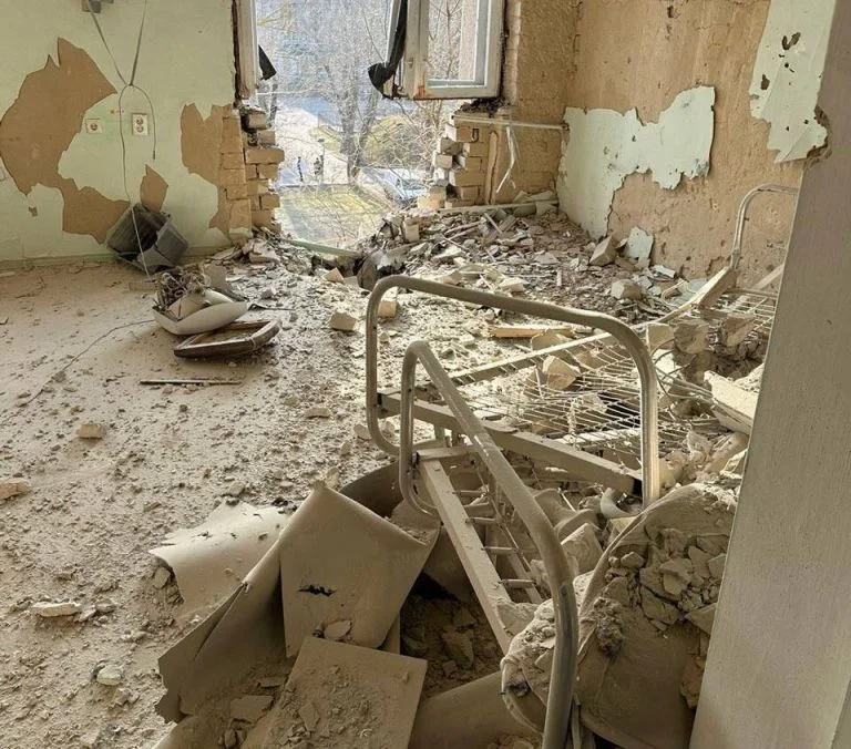 Внаслідок російського обстрілу постраждала лікарня в Херсоні
