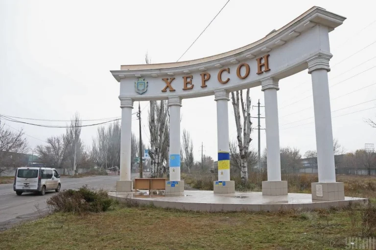 Росіяни обстріляли вночі центр Херсона та Антонівку – загинула жінка