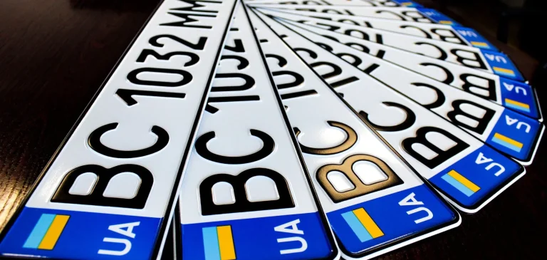 Окупанти штрафуватимуть власників авто на українських номерах, які проживають на ТОТ Херсонщини